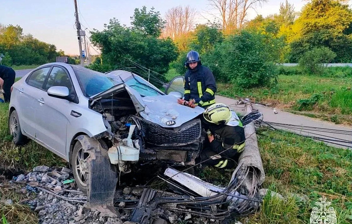 В Новомосковске женщина-водитель на Kia врезалась в опору ЛЭП