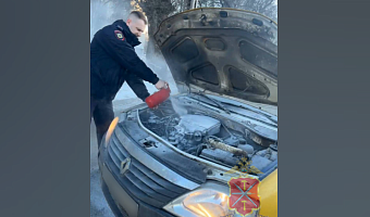 Полицейские в Туле помогли водителю такси, чей автомобиль загорелся во время движения