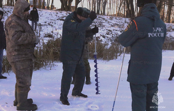 Сотрудники МЧС провели рейд на пруду Центрального парка Тулы