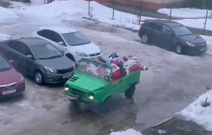 Веселые Деды Морозы и Снегурочка прокатались по Новомосковску Тульской области