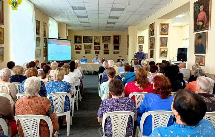 Администрацию Плавского района через прокуратуру просят заделать ямы и убрать борщевик