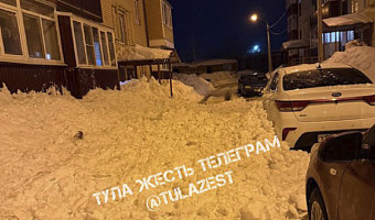 В тульском Скуратово снег с крыши повредил автомобиль