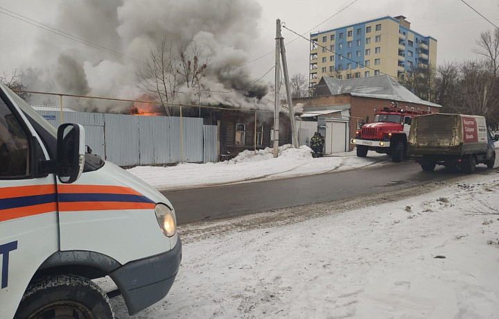 На улице Калинина в Туле загорелся частный жилой дом
