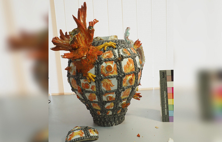 Реставратор тульского музея восстанавливает вазу, которой почти 300 лет