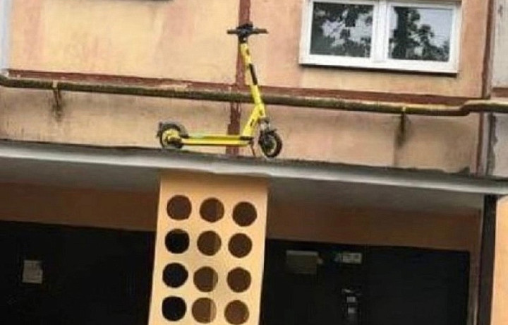 В Туле на улице Фрунзе электросамокат припарковали на крыше жилого дома