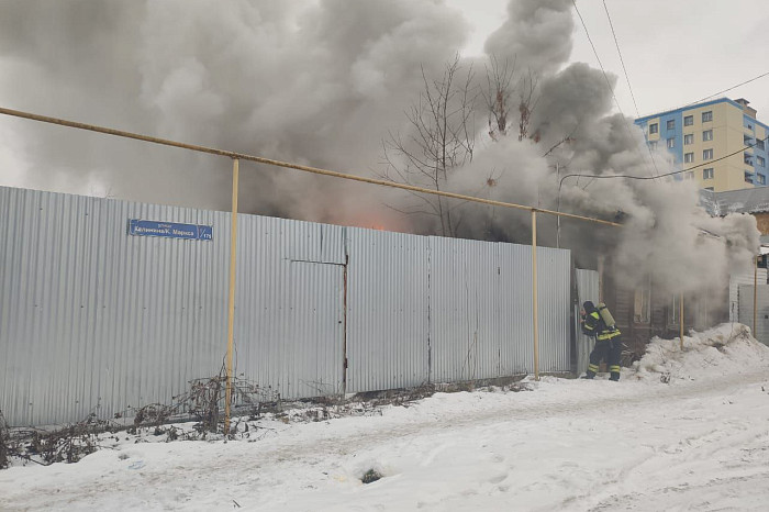 На улице Калинина в Туле загорелся частный жилой дом