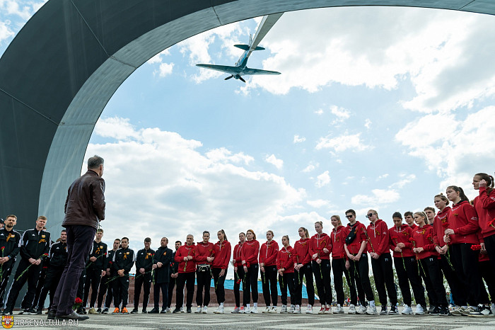 Футболисты «Арсенала» и волейболистки «Тулицы-2» возложили цветы к мемориалу «Защитникам неба Отечества»