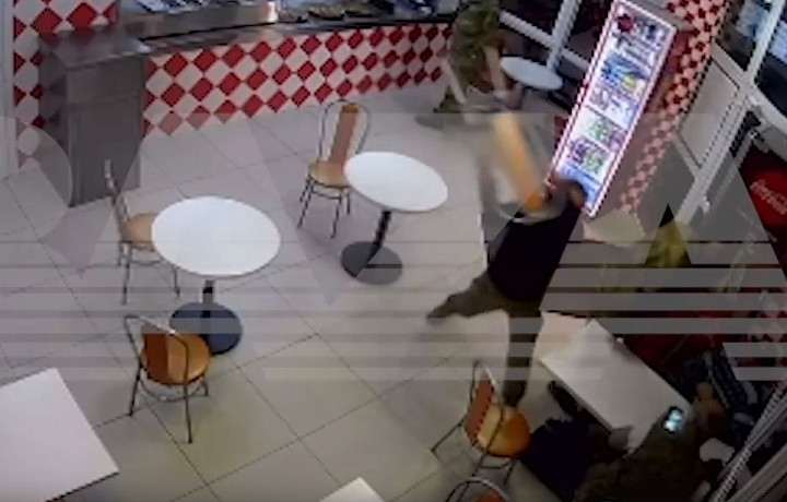 Момент избиения военнослужащим директора тульской пиццерии попал на видео