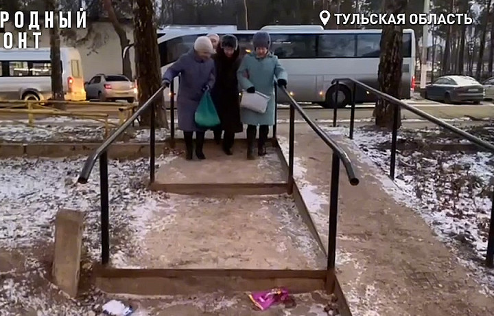 В Алексине жители жалуются на опасные ступени в самом центре города