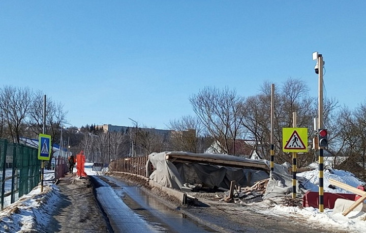 В Плавске продолжают ремонтировать мост через реку Плава на улице Урицкого