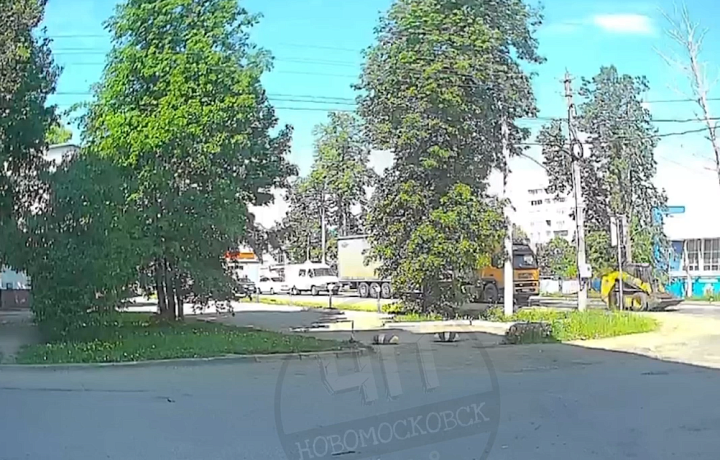 Момент звука взрыва в небе над Тульской областью попал на видео