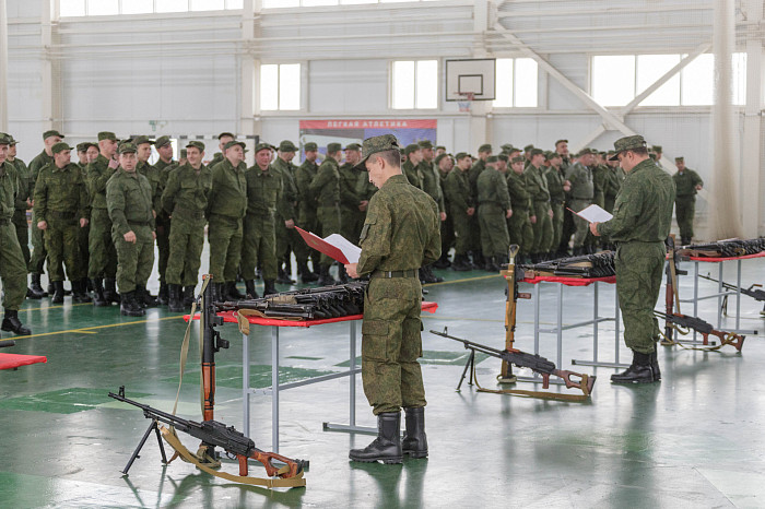Мобилизованным тулякам вручили боевое оружие
