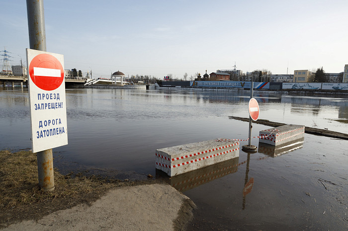 Заплыв у детского городка, затопленное кафе и завораживающая водная гладь: фоторепортаж с набережной в центре Тулы
