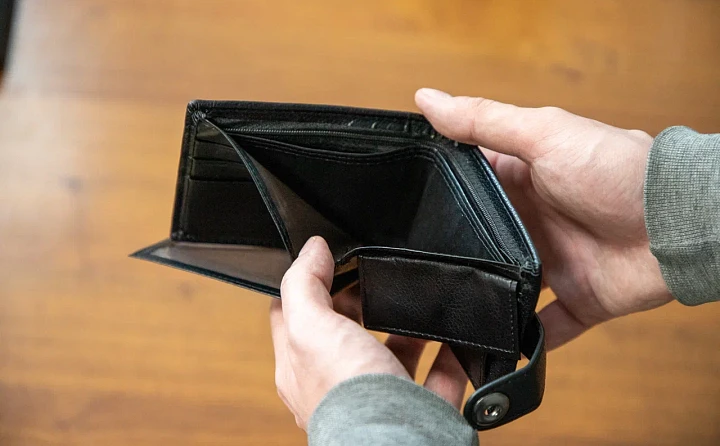 От сладостей и лапши до связи и машин: что уже подорожало и что подорожает в ближайшее время из-за повышения НДС