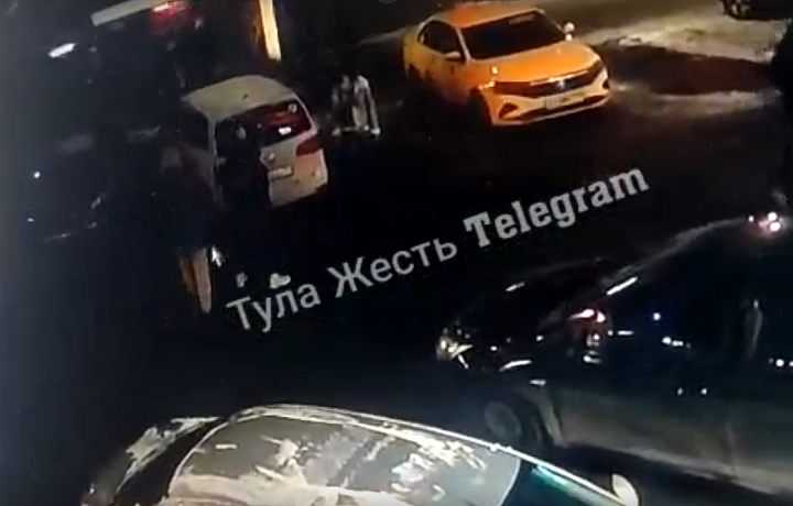 Двое туляков напали на четверых мужчин и девушку