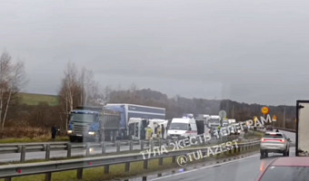 На мосту через реку Упа под Тулой собралась пробка из-за перевернувшейся фуры