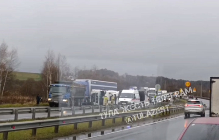 На мосту через реку Упа под Тулой собралась пробка из-за перевернувшейся фуры