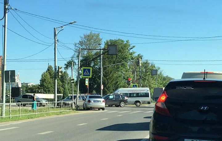 В поселке Первомайский в Щекинском районе столкнулись Nissan X-Trail и Volvo