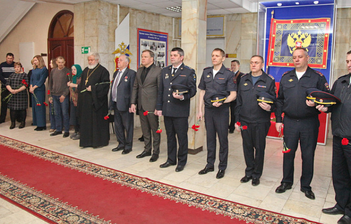 Тульские полицейские почтили память погибших сотрудников Алехина и Родионова