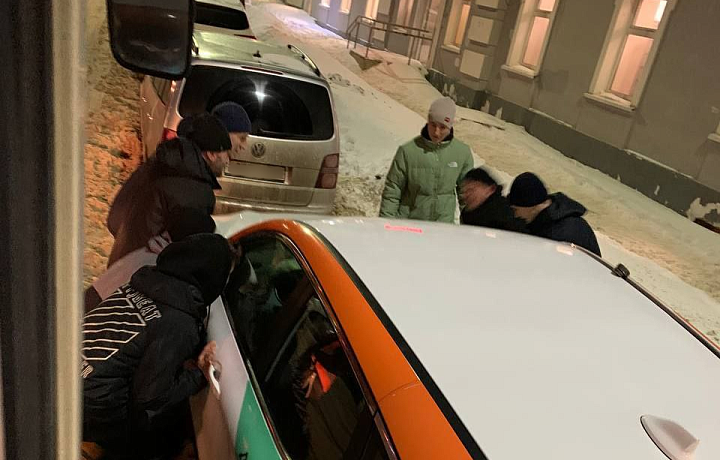 На улице Михеева в Туле пассажиры трамвая передвинули автомобиль каршеринга, чтобы восстановить движение