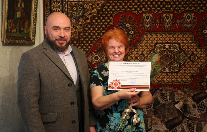 Вдова фронтовика из Новомосковска получила гарантийное письмо на покупку жилья