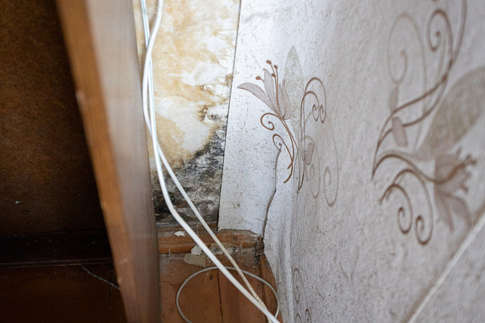 «Дыры в стенах закрываем куртками»: как жители аварийного дома в Щекинском районе пять лет ждут расселения