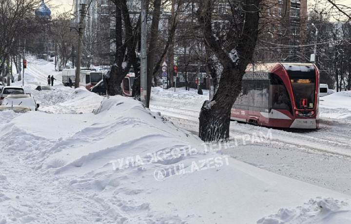 Трамваи встали на улице Плеханова в Туле из-за застрявшей «Газели»