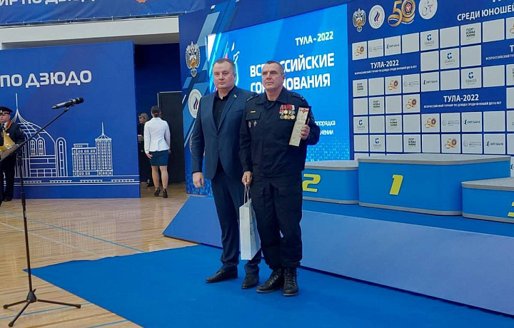 Депутат Виктор Дзюба наградил полковника Геннадия Никитина