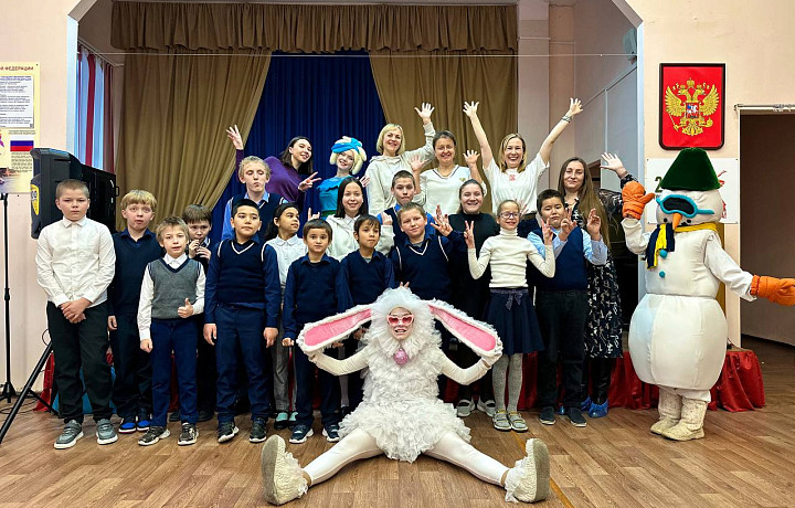 ЕВРАЗ исполнил новогодние желания воспитанников школы-интерната в Тульской области