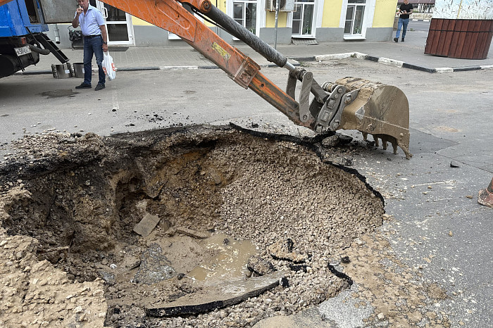 Яму на улице Каминского в Туле начали ремонтировать