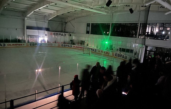 Свет отключился из-за непогоды: хоккейный матч АКМ и  «Металлурга» перенесли из-за погодных условий