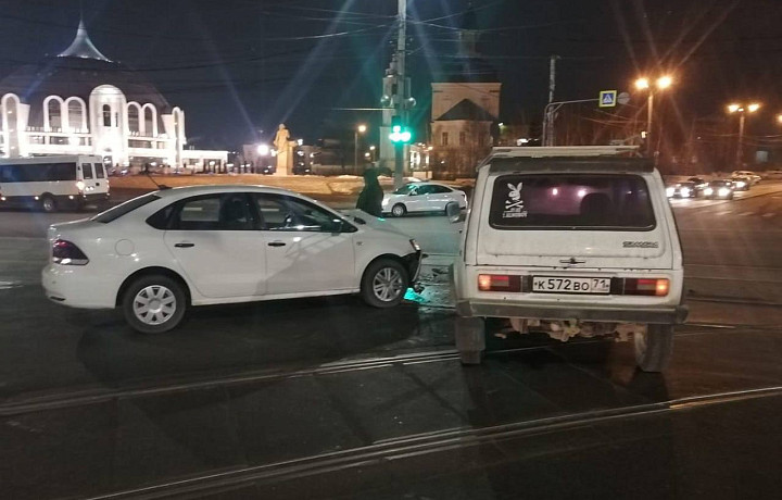 На улице Октябрской ДТП с двумя легковыми авто остановило движение трамваев