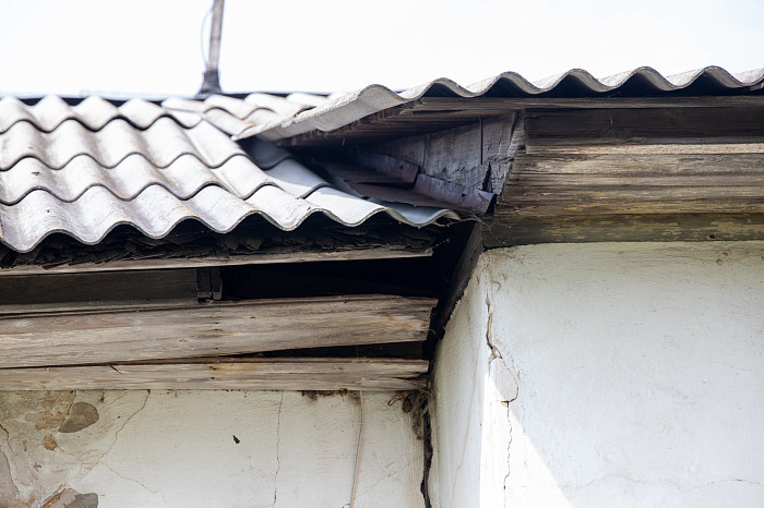 «Дыры в стенах закрываем куртками»: как жители аварийного дома в Щекинском районе пять лет ждут расселения