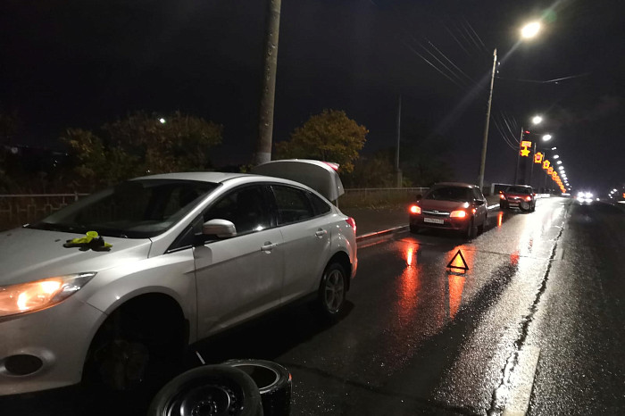 «Пробиты шины и покрышки, погнуты диски»: пострадавшие из-за ямы на Павшинском мосту в Туле автомобилисты рассказали подробности