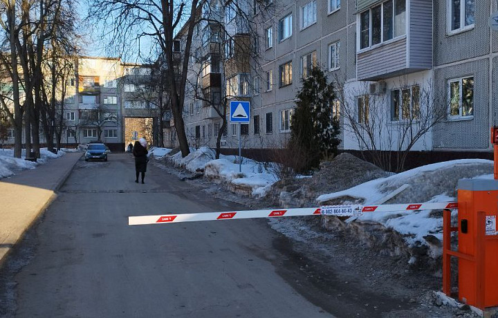 В Туле детсад оказался окружен шлагбаумами: родители требуют убрать хотя бы одну преграду