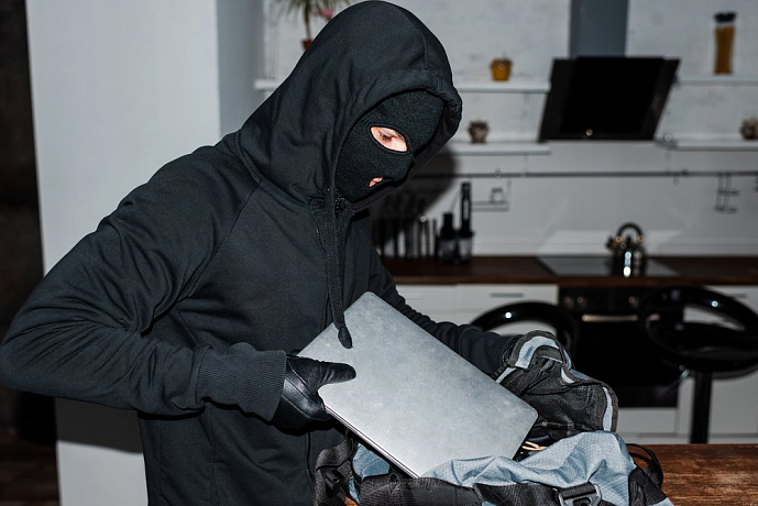 В Щекинском районе мужчина украл из чужого дома ноутбук и мобильный телефон