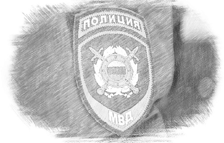 «Выпил энергетик и почувствовал всплеск адреналина»: осужден житель Тулы, который в трусах бегал по подъезду, прятался в мусоропроводе и покусал полицейского