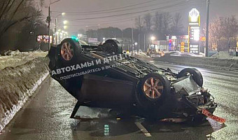 На улице Рязанской в Туле перевернулась машина