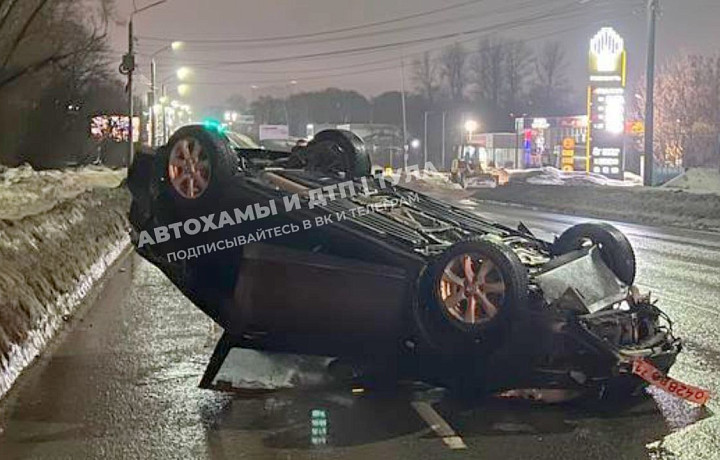 На улице Рязанской в Туле перевернулась машина