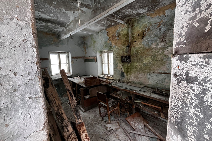 Остались стеклоблоки, граненые стаканы, фотообои и бюст Ленина: под Тулой продают заброшенную советскую спортбазу