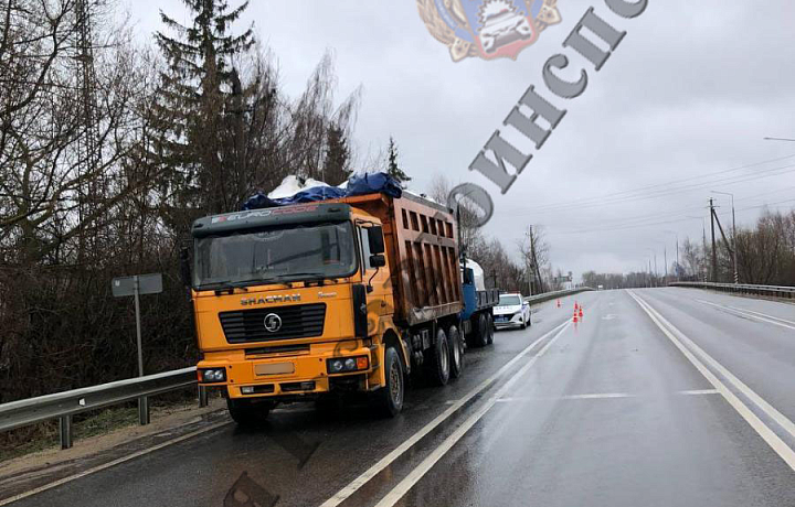 В Богородицком районе столкнулись два большегруза: пострадал водитель КАМАЗа