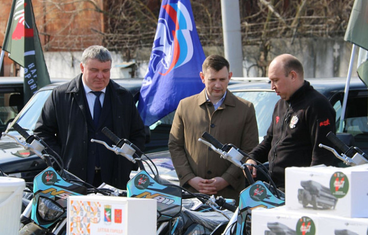 Илья Беспалов поучаствовал в доставке и передаче гумпомощи новым регионам