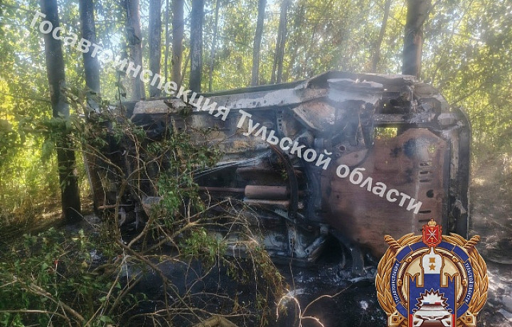 В Узловском районе перевернулся и загорелся автомобиль Volvo S40