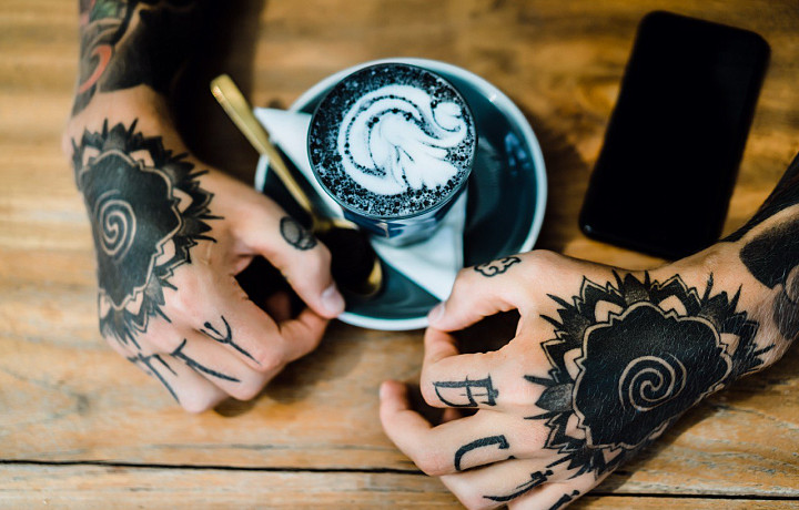 «Тату набил, ты – крут, убедил»: как правильно выбрать татуировку и что обязательно нужно знать перед тем, как «разукрасить» тело