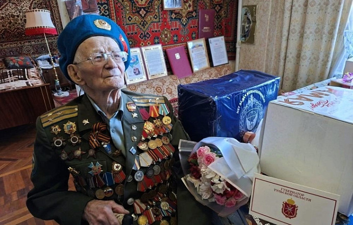В Туле состоялся парад у дома ветерана Ивана Федосеева