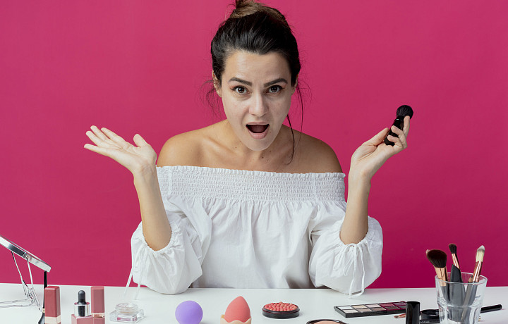 Ценность в себе, а не в зеркале: как перестать пытаться скрыть за косметикой свою «неидеальность»