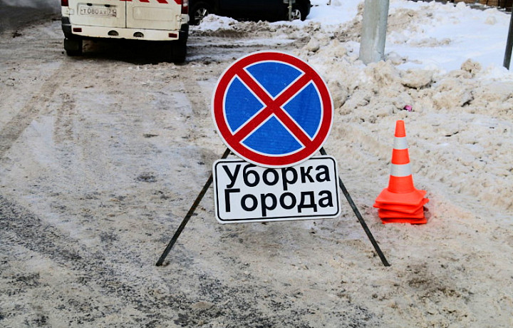 В Туле убирают парковочные карманы от снега