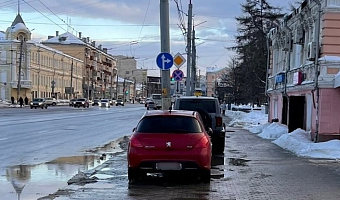 В Туле двое водителей припарковали авто посреди тротуара на Советской улице