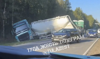 Газель врезалась в цементовоз на трассе под Тулой