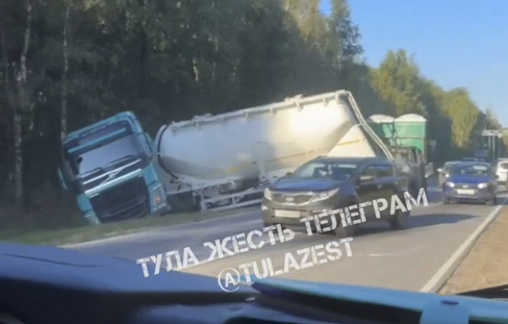 Газель врезалась в цементовоз на трассе под Тулой